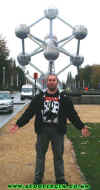 Gazza with Atomium Brussels 081104